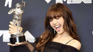 artis-korea-selatan-dominasi-mtv-ema-2024-lisa-blackpink-dan-le-sserafim-juara-jimin-bts-terima-penghargaan-best-k-pop